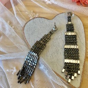 Elegant Cache earrings.